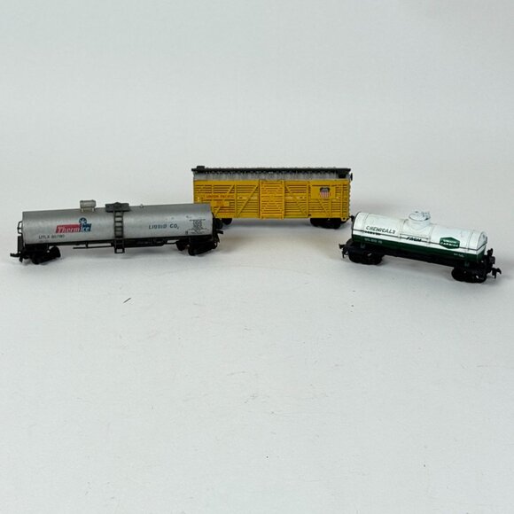 HO Scale Vintage Model Train Cars 2 Tanker & Freight Model Train Collector - Picture 1 of 10